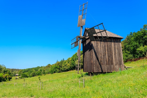 Antiguo molino de madera en el pueblo de Pyrohiv Pirogovo cerca de Kiev, Ucrania