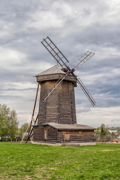 Antiguo molino de madera en el pueblo Tradiciones y tecnologías Vertical