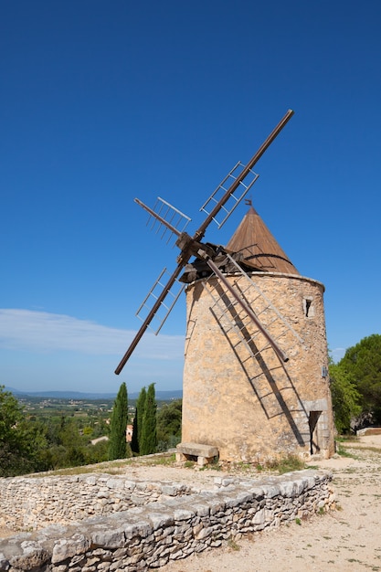 Foto antiguo molino de piedra en saint saturnin les apt, provenza, francia