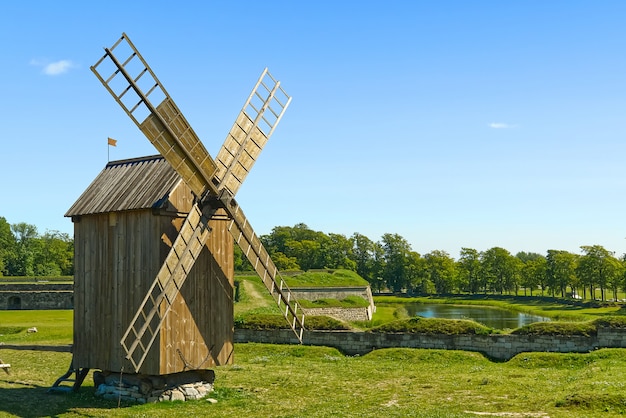 Antiguo molino de viento de madera vintage en el campo de verano. Saaremaa, Estonia.