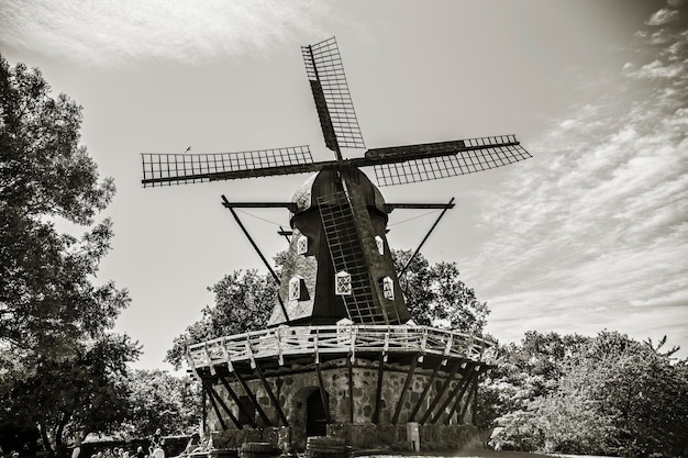 Antiguo molino de viento tradicional en el parque de la ciudad de Malmo, Suecia