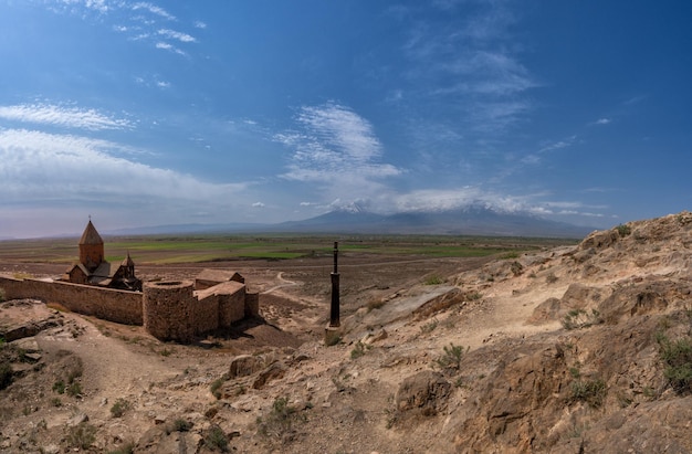 El antiguo monasterio armenio Khor Virap cerca del monte Ararat