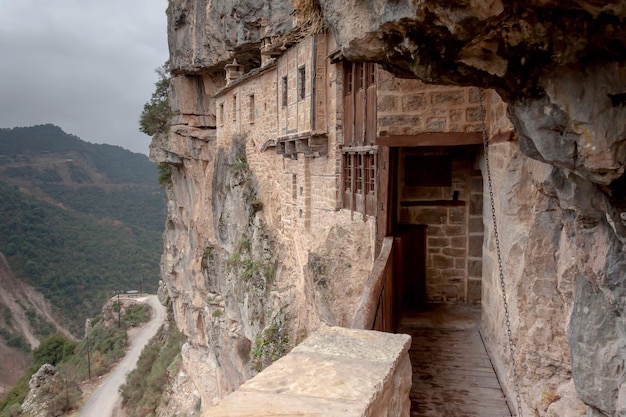 El antiguo monasterio ascético cristiano construido en la montaña del noroeste de Grecia Tzoumerka en un día nublado de invierno