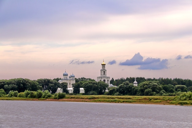 Un antiguo monasterio en el bosque junto al río Yuryev monasterio en Novgorod