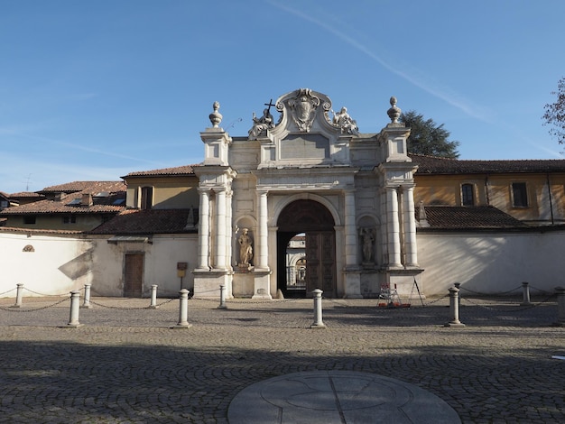 Antiguo monasterio de La Certosa y portal de entrada al manicomio en