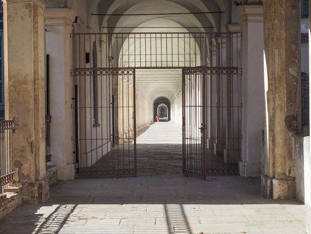 Antiguo monasterio de La Certosa y portal de entrada al manicomio en