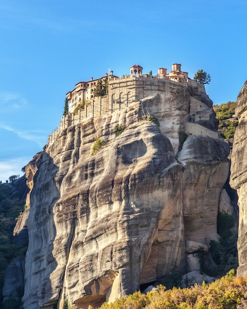 Antiguo monasterio construido en la cima de un acantilado en Meteora Grecia Iglesia en la cima de una montaña con vistas a la ciudad de Kalambaka