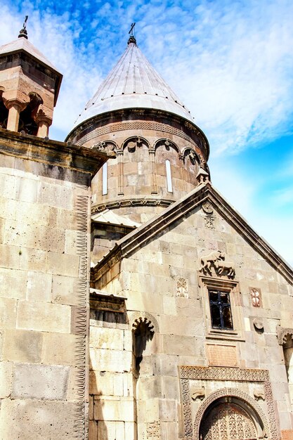 Antiguo monasterio medieval de Geghard en Armenia. Día soleado de verano.