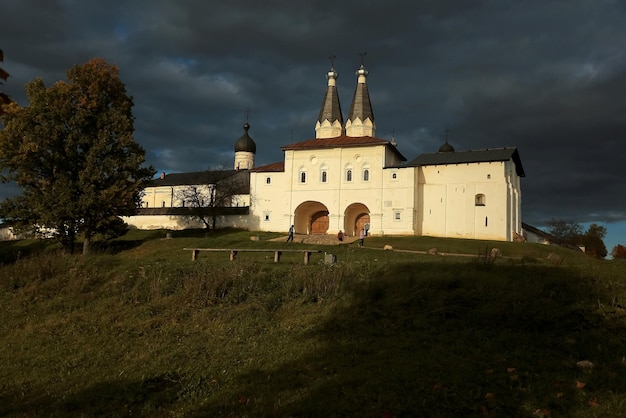 Antiguo monasterio con paredes blancas