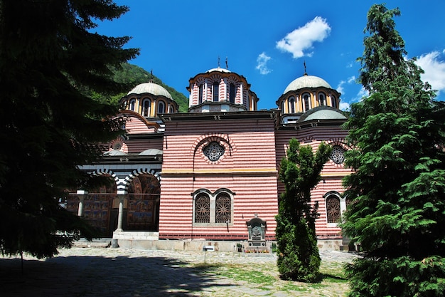 El antiguo monasterio de Rila en Bulgaria