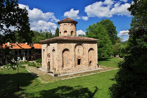 El antiguo monasterio de Zemen en Bulgaria