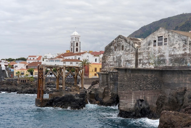 Antiguo muelle de carga del pueblo de Garachico en el norte de Tenerife