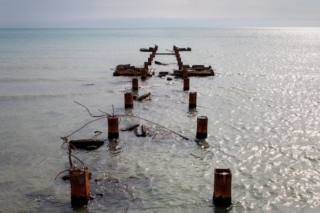 Antiguo muelle de hormigón Mar Caspio Kazajstán Aktau 09 Octubre 2019 año