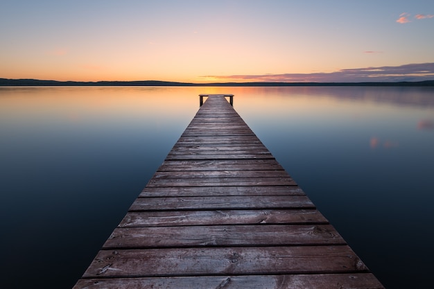 Antiguo muelle de madera al atardecer.