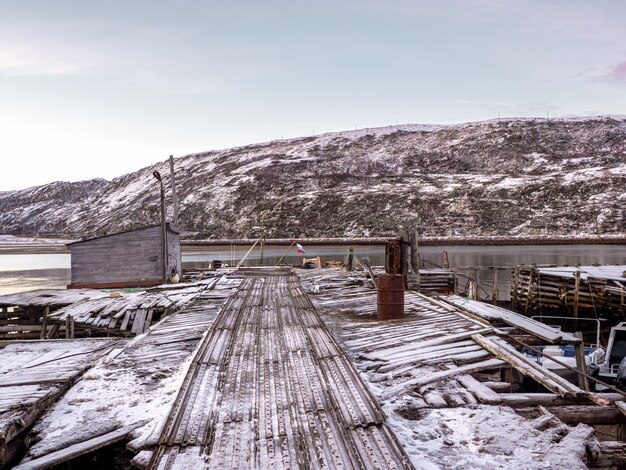 Antiguo muelle de madera en la bahía del mar de Barents. Teriberka. Rusia.