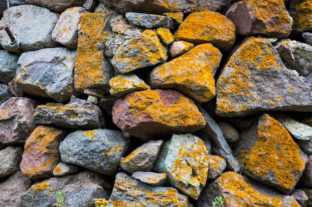 Antiguo muro de piedra, musgo y moho en la piedra en Georgia