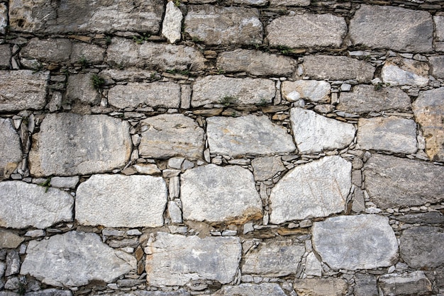 Antiguo muro de piedra de piedras irregulares en la vieja Europa.