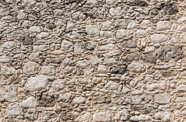 Antiguo muro de piedra con ventana