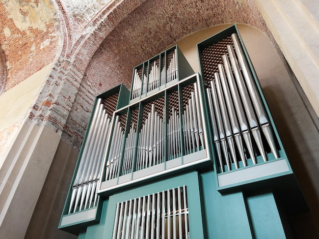 Antiguo órgano de instrumentos musicales en la iglesia