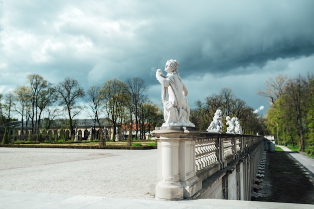 Antiguo palacio antiguo en Varsovia Wilanow, con arquitectura de parque