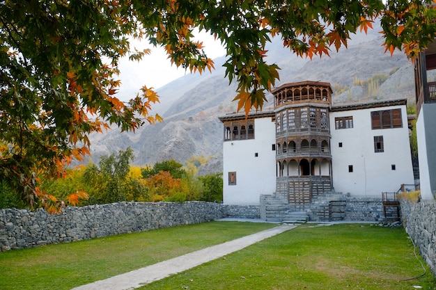 Antiguo palacio de Khaplu en otoño. Gilgit-Baltistán, Pakistán.