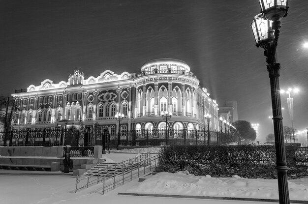 Un antiguo palacio en una noche de invierno.