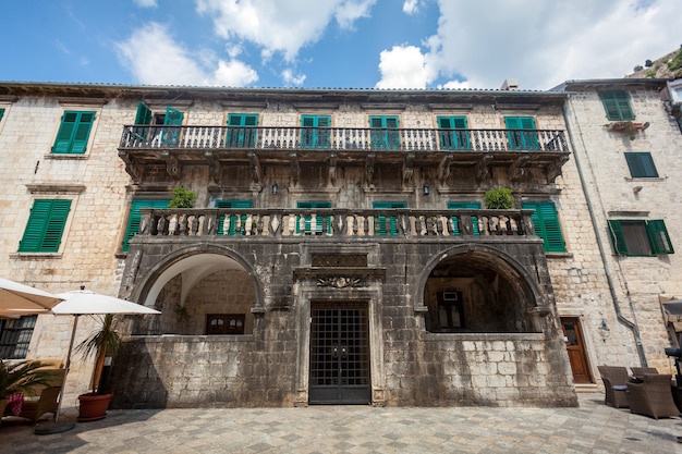 Antiguo palacio de piedra en un día soleado en la ciudad de Kotor