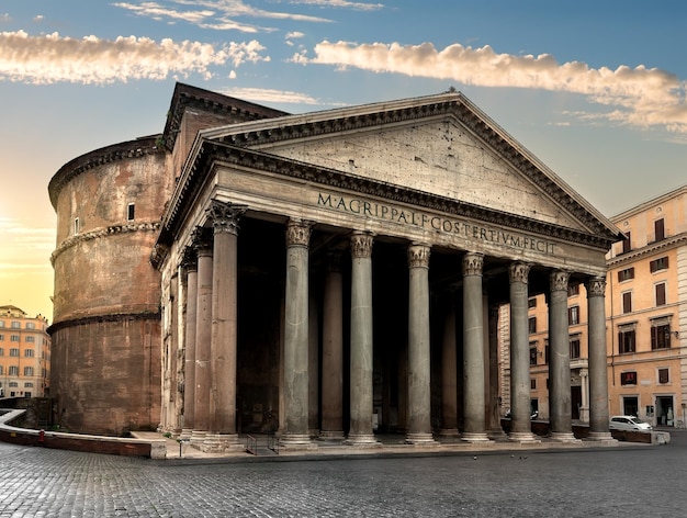 Antiguo Panteón en Roma al amanecer nublado, Italia