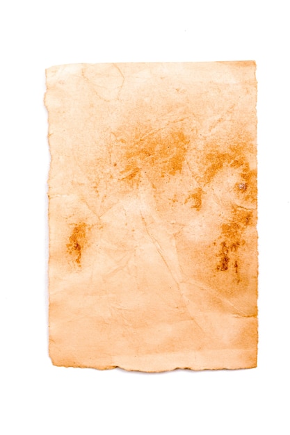 Antiguo papel amarillento aislado sobre fondo blanco.
