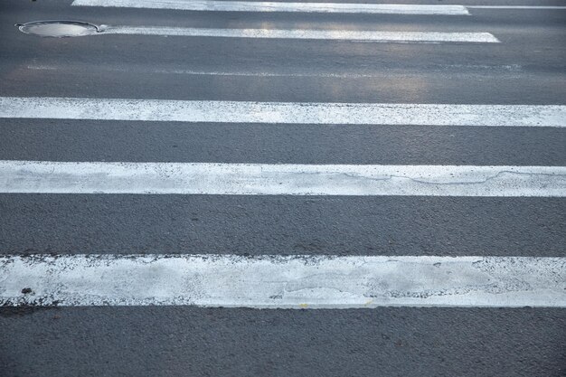 Antiguo paso de peatones sobre una carretera asfaltada