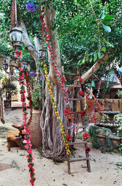 Antiguo patio decorado con flores.