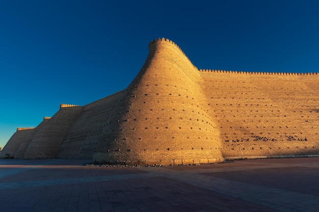 Antiguo patrimonio arqueológico Ark ciudadela con paredes de ladrillo y torres Bukhara Uzbekistán