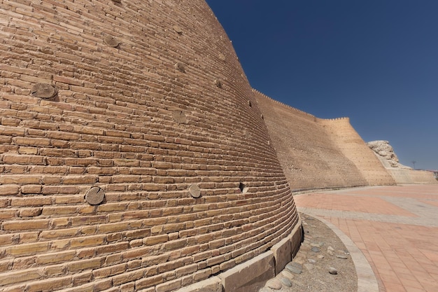 Antiguo patrimonio arqueológico monumental Ark ciudadela con paredes de ladrillo y torres Bukhara Uzbekistán