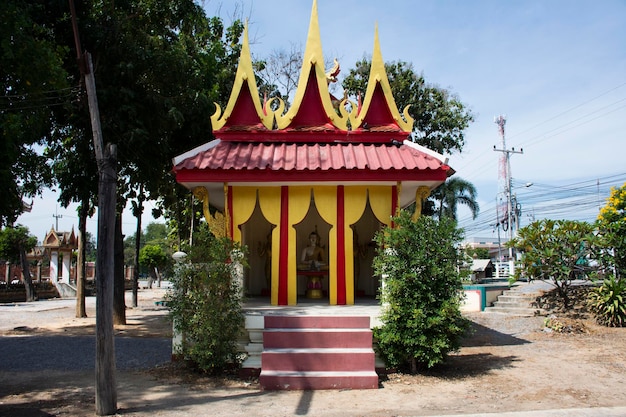 Antiguo pequeño santuario y antigua estatua de Buda para los viajeros tailandeses que viajan visitan y respetan la bendición de la oración mística deidad del ángel Templo Wat Thap Kradan en Song Phi Nong en Suphan Buri Tailandia