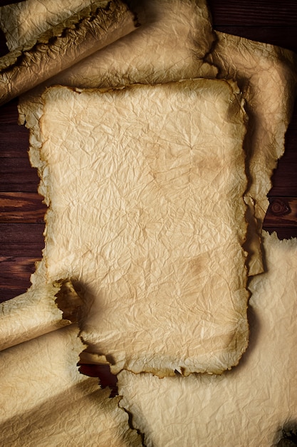 Foto antiguo pergamino o papiro sobre fondo de madera