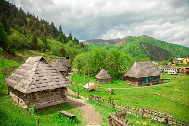 El antiguo pueblo con casas de madera en terreno montañoso