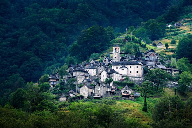 Antiguo pueblo de Corippo ubicado cerca de Lavertezzo en Canton Ticino Suiza