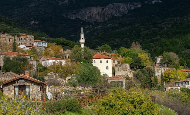 El antiguo pueblo de Doganbey en el distrito de Soke de la provincia de Aydin y sus casas de piedra con su arquitectura auténtica