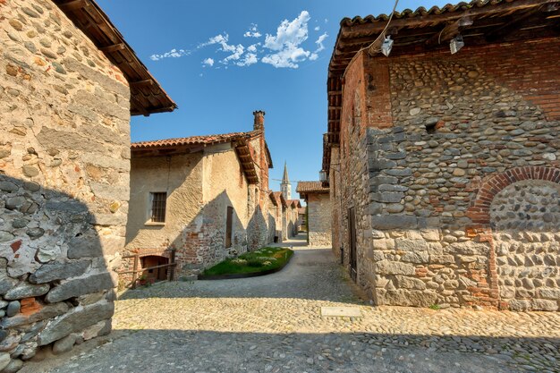 Antiguo pueblo medieval en las colinas italianas.