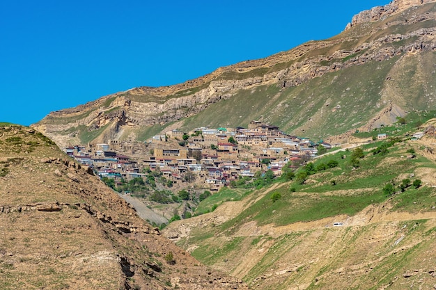 Antiguo pueblo de montaña Chokh al borde del cañón en Daguestán