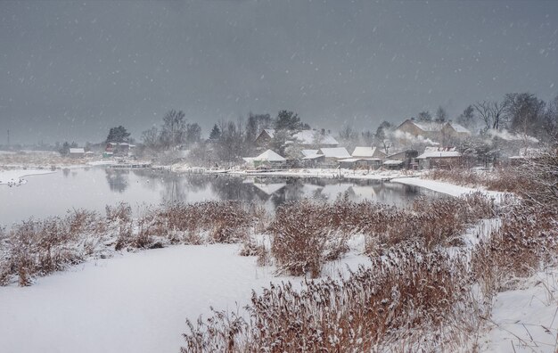 Antiguo pueblo de pescadores en un día de invierno cubierto de nieve. Pueblo de Pudost. Rusia.