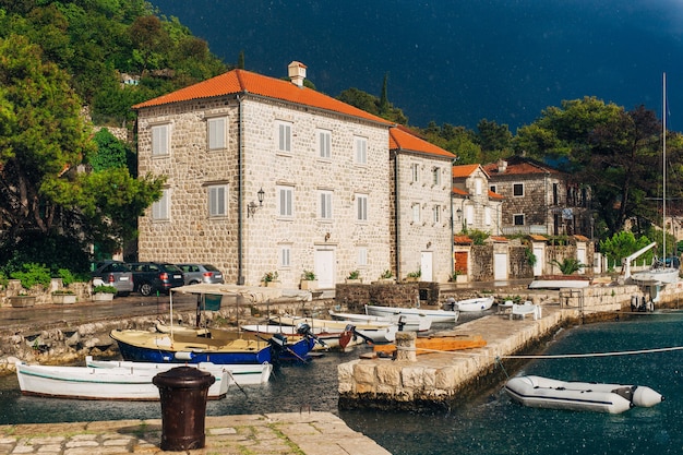 El antiguo pueblo pesquero de perast en la orilla de la bahía de kotor