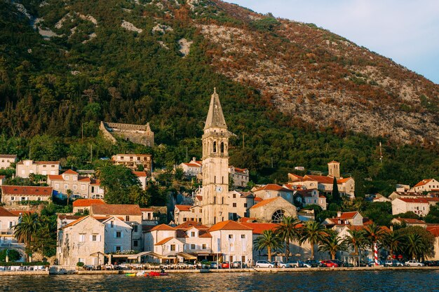 Foto el antiguo pueblo pesquero de perast en la orilla de la bahía de kotor