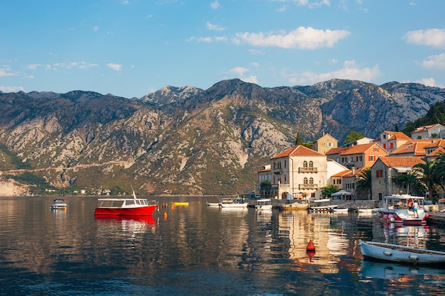 Foto el antiguo pueblo pesquero de perast en la orilla de la bahía de kotor