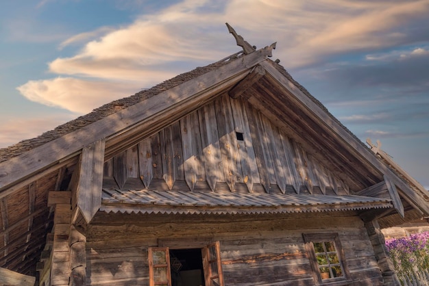 Antiguo pueblo ruso en otoño