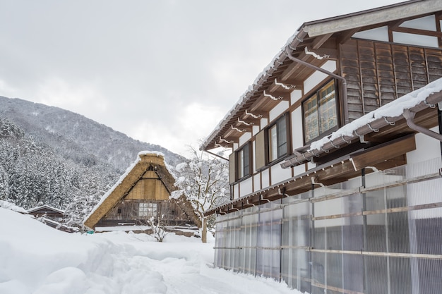 Un antiguo pueblo en Shirakawago en Japón