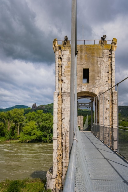 El antiguo puente colgante sobre el río Ródano en Rochemaure, en el sur de Francia (Ardèche)