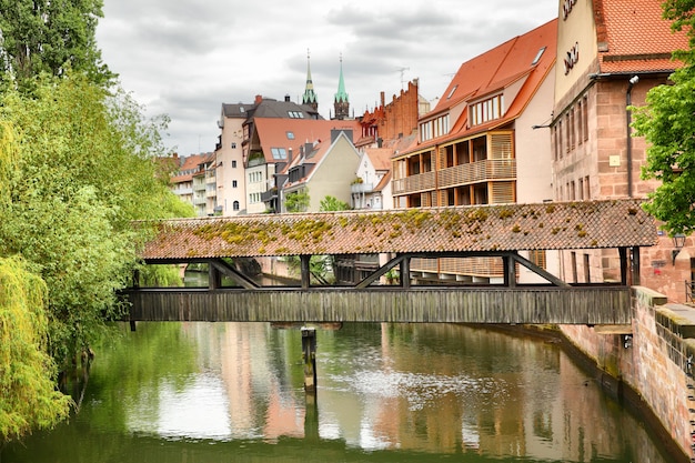 Antiguo puente cubierto sobre el río Pegnitz en Nuremberg, Alemania