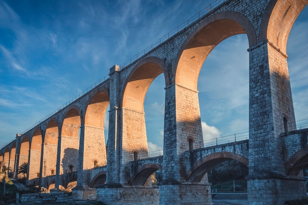 Antiguo puente ferroviario construido en ladrillos