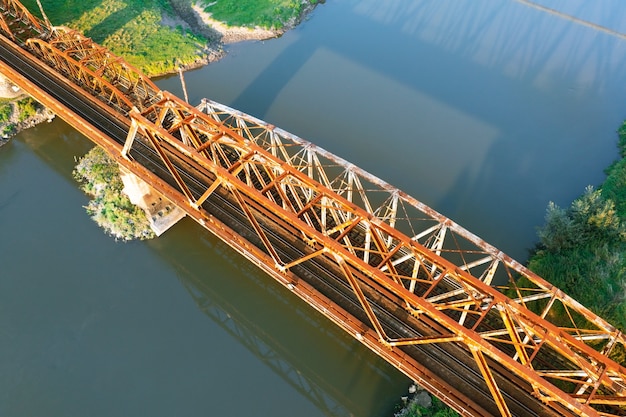 Antiguo puente ferroviario sobre el río Odra, Polonia